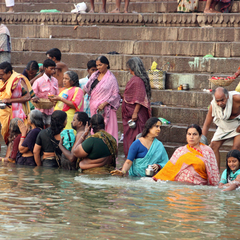 Жители Варанаси отдыхают возле реки