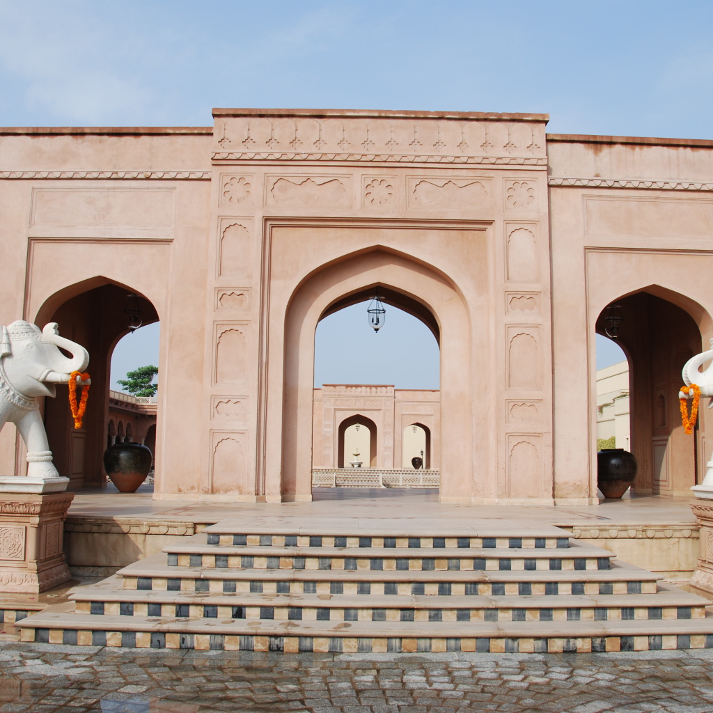 Скульптуры слонов в Агре