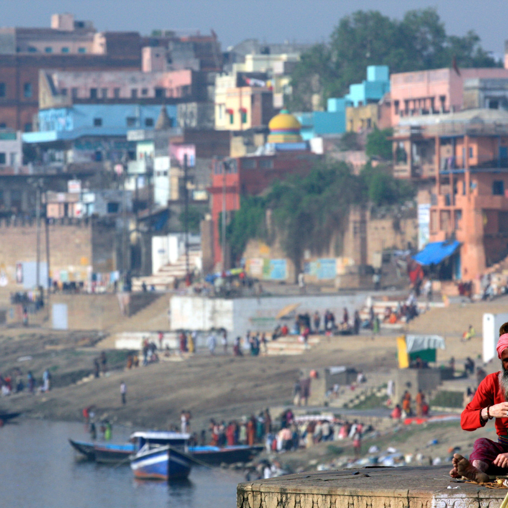Мужчина на фоне города Варанаси