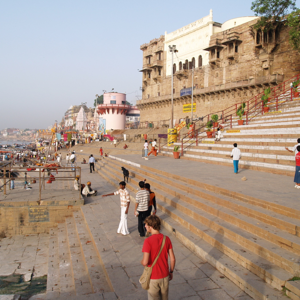Турист на улице в Варанаси