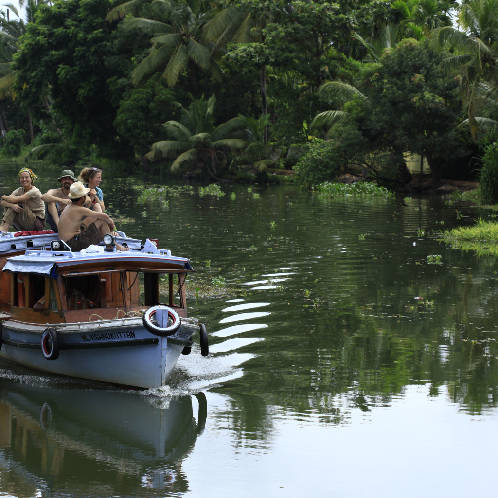 Туристы на лодке в Алапуже