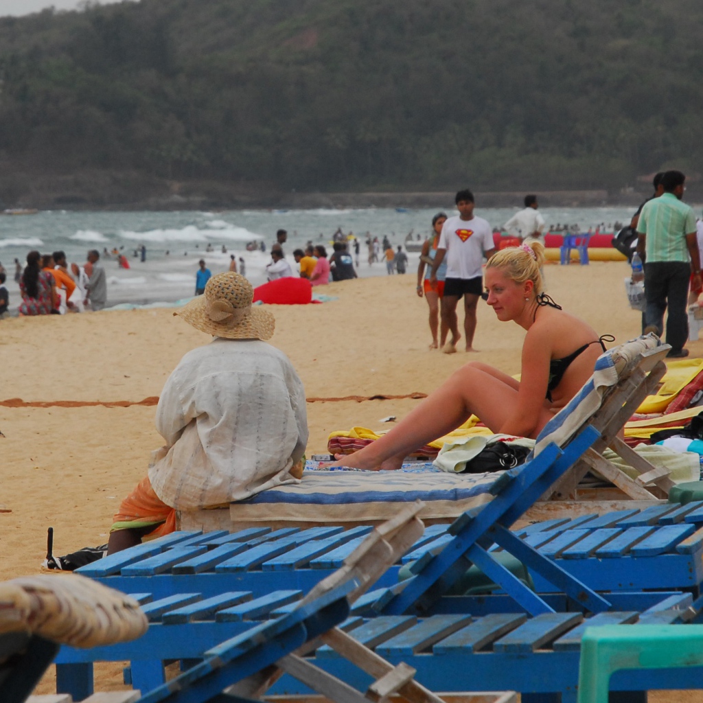 Туристы на пляже в Баге