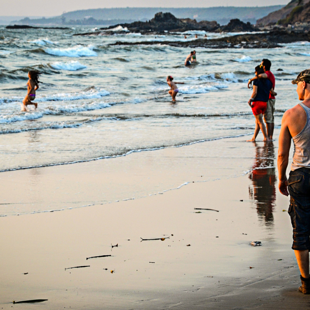 Туристы на пляже в Вагаторе