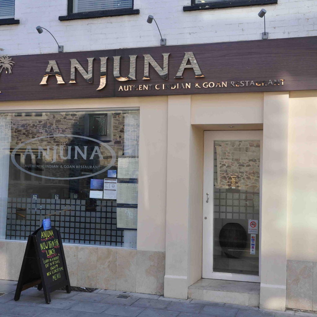 Прогулка по улицам Анджуны