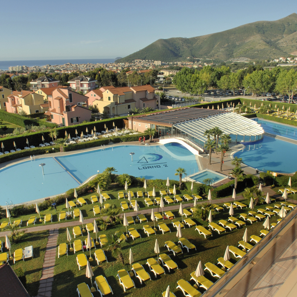 Отель на побережье в Лоано, Италия