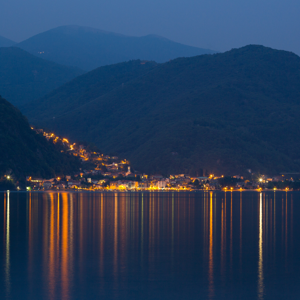 Маленький городок на берегу озера Маджоре в Италии