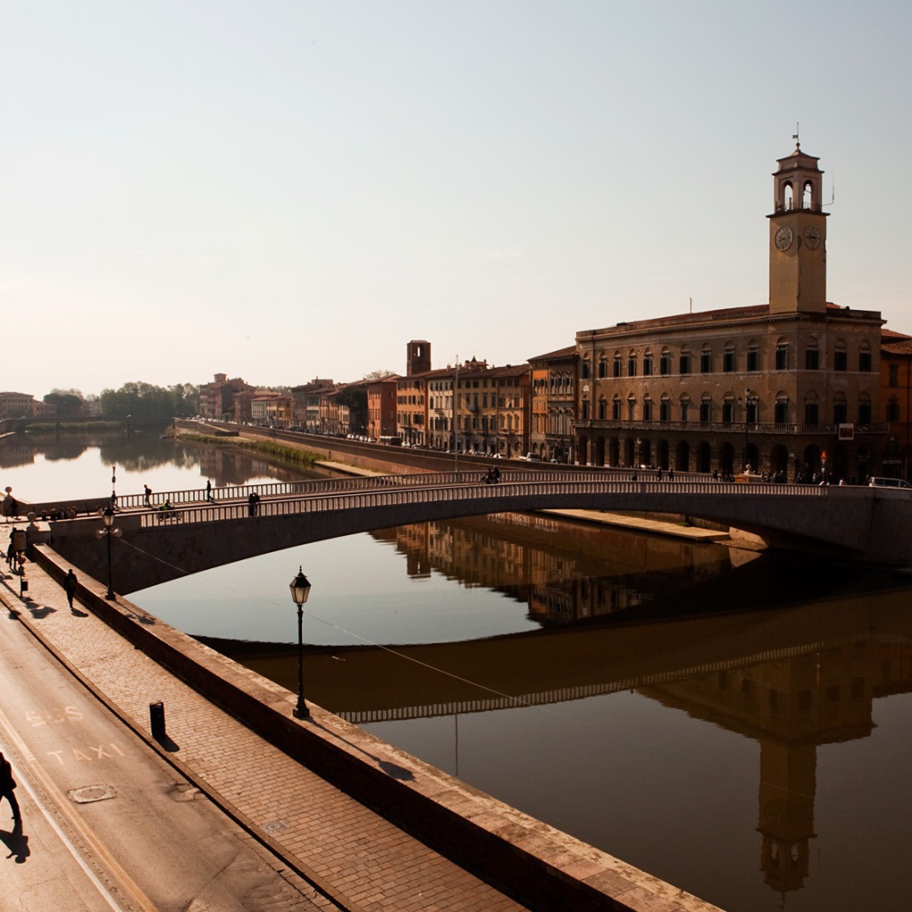 Полуденное солнце над каналом в Пизе, Италия