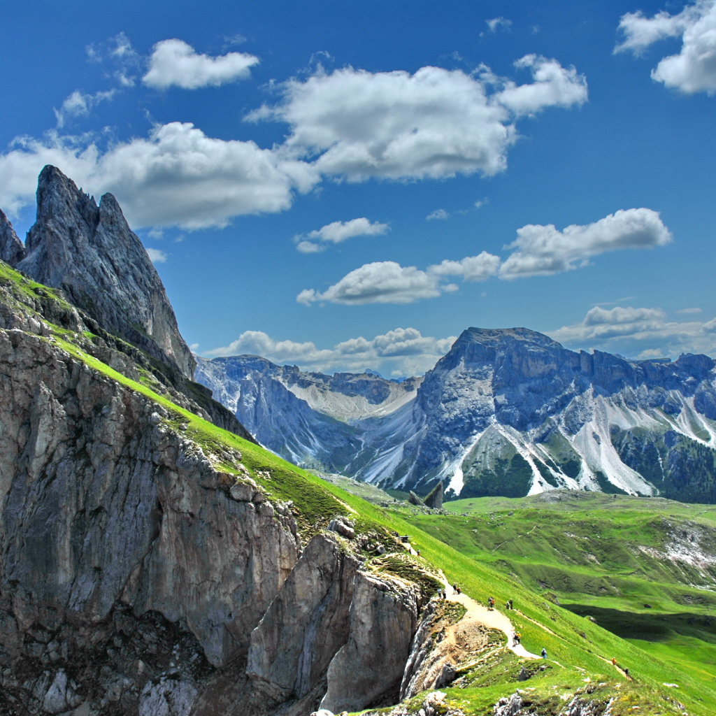 Альпы летом на горнолыжном курорте Валь Гардена, Италия