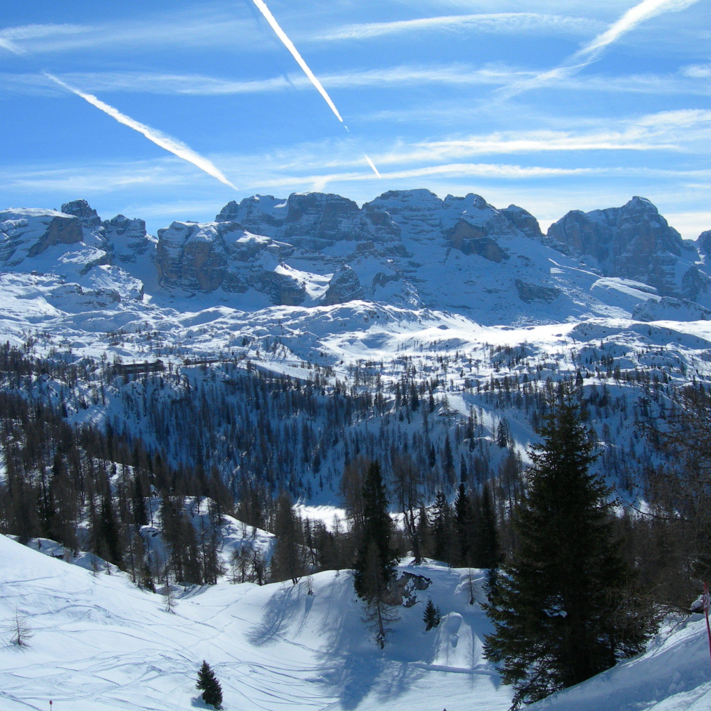 Альпы на горнолыжном курорте Мадонна ди Кампильо, Италия