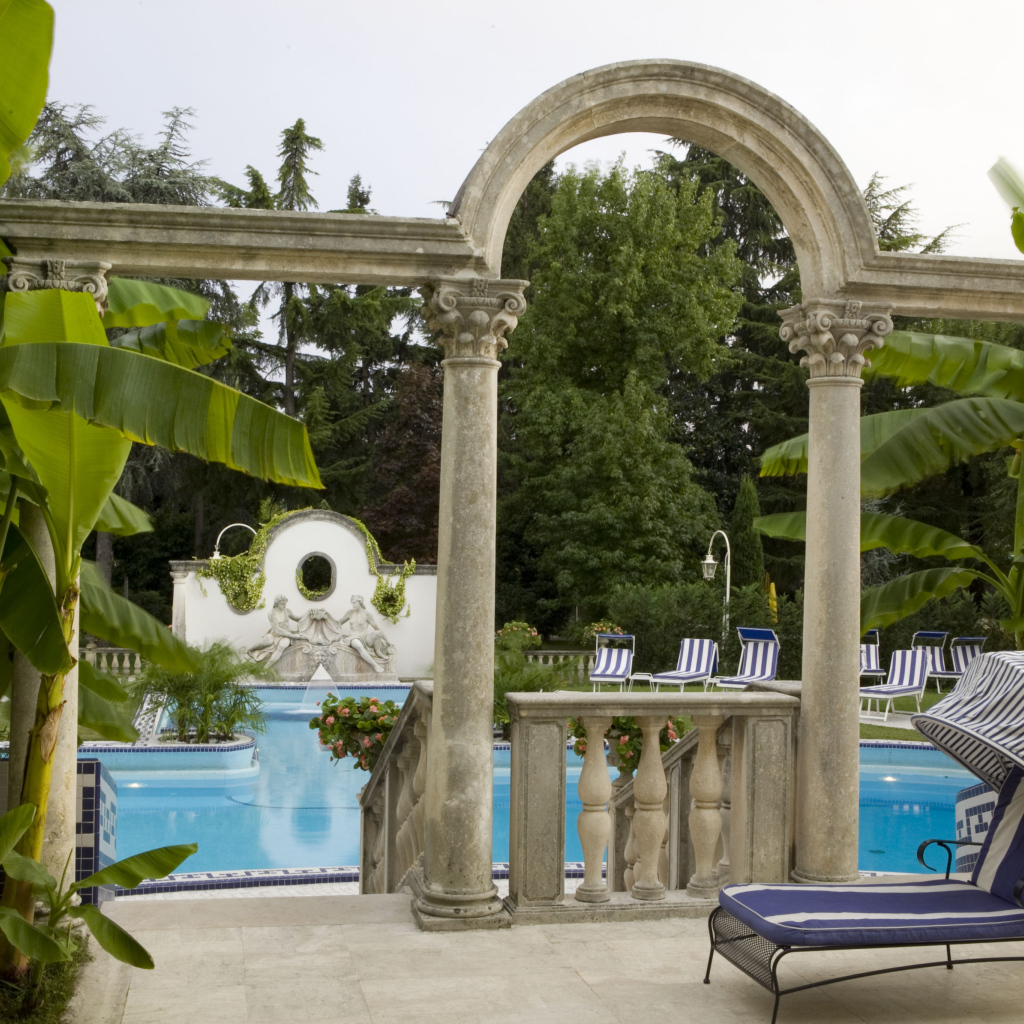 Старинная арка перед бассейном на курорте Абано Терме, Италия