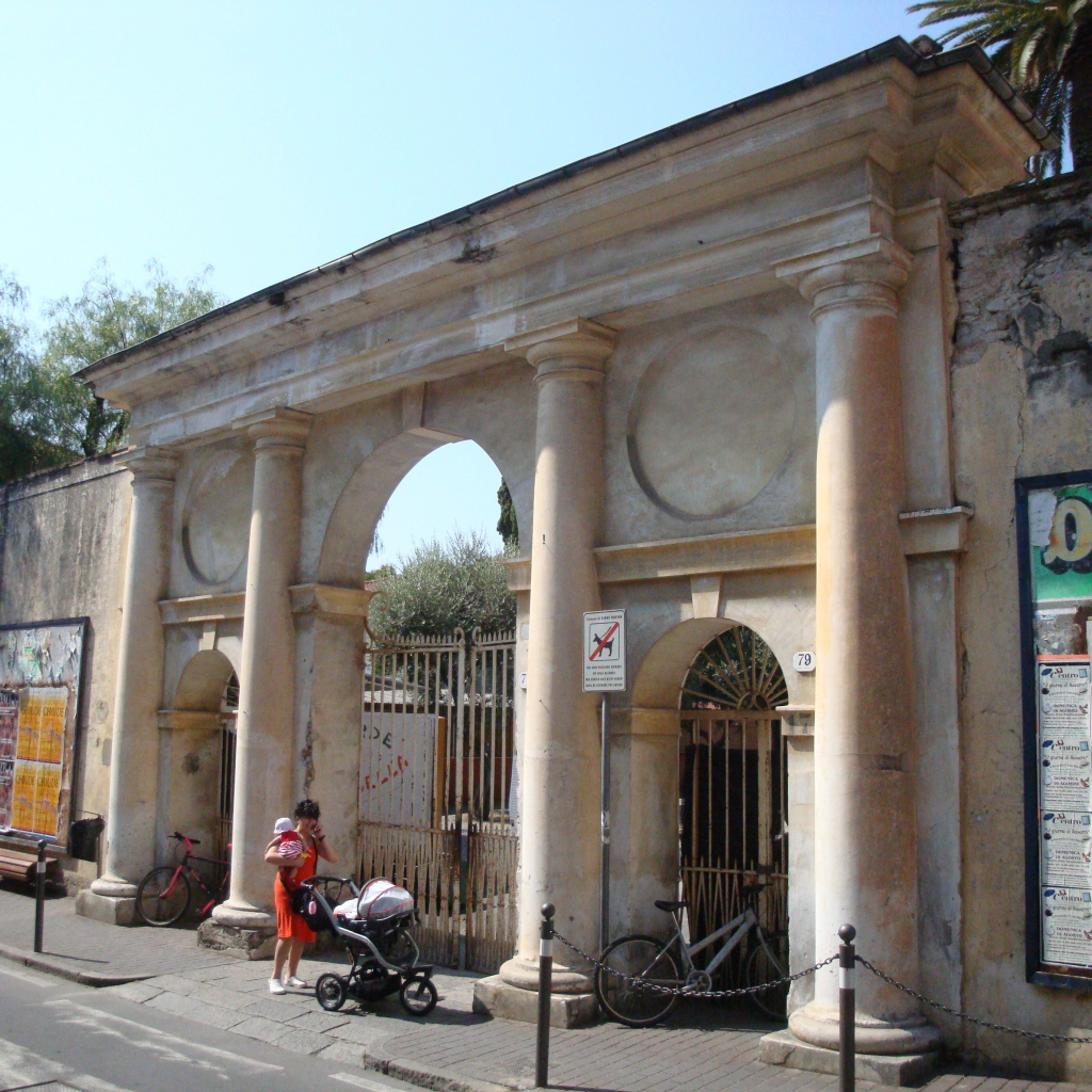 Старинная арка на курорте Диано Марино, Италия