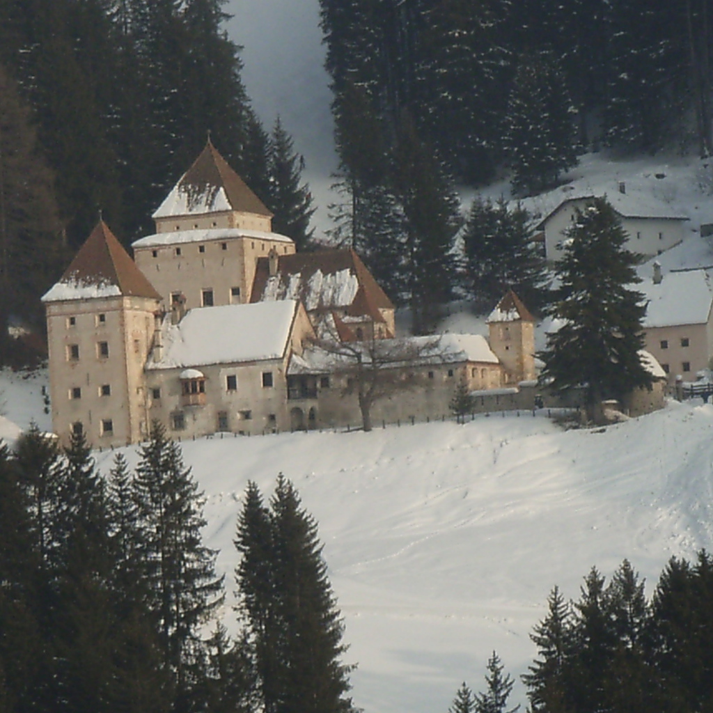 Старинный замок на курорте Ортизей, Италия