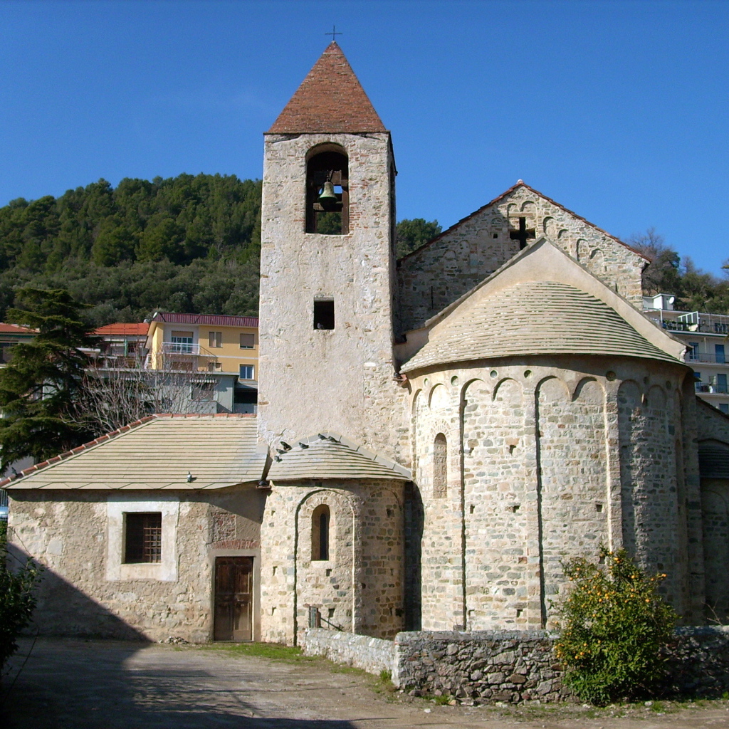 Древняя церковь на курорте Ноли, Италия