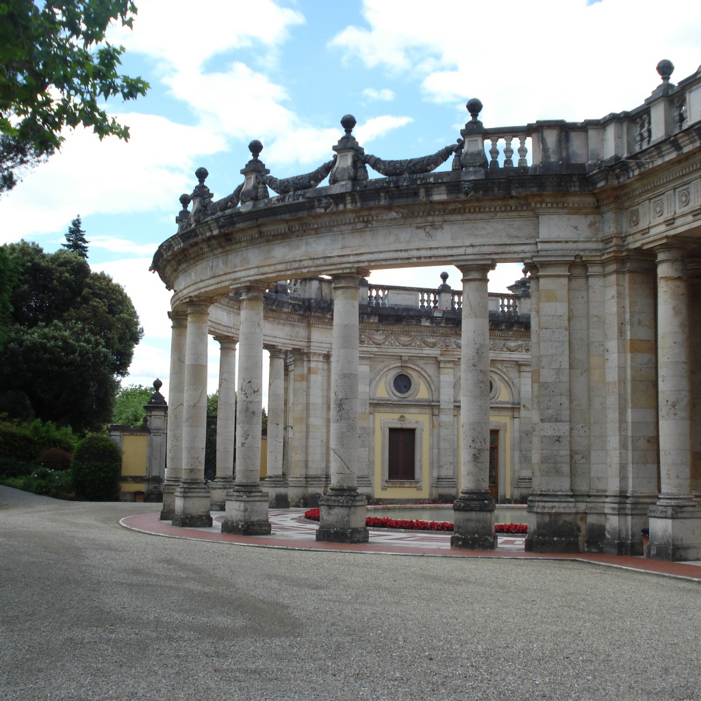 Старинные колонны на курорте в Монтекатини Терме, Италия