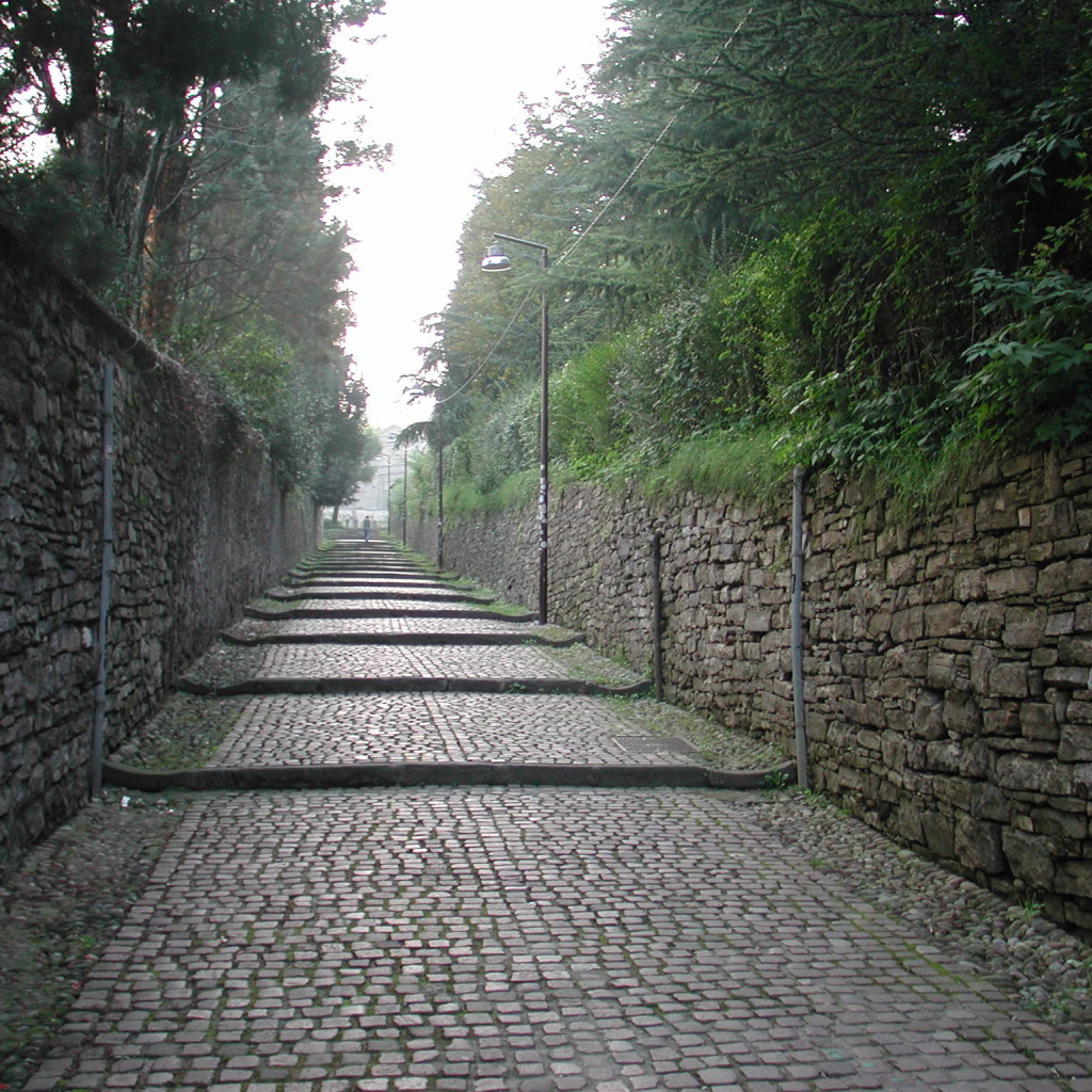 Старинная дорога в Бергамо, Италия
