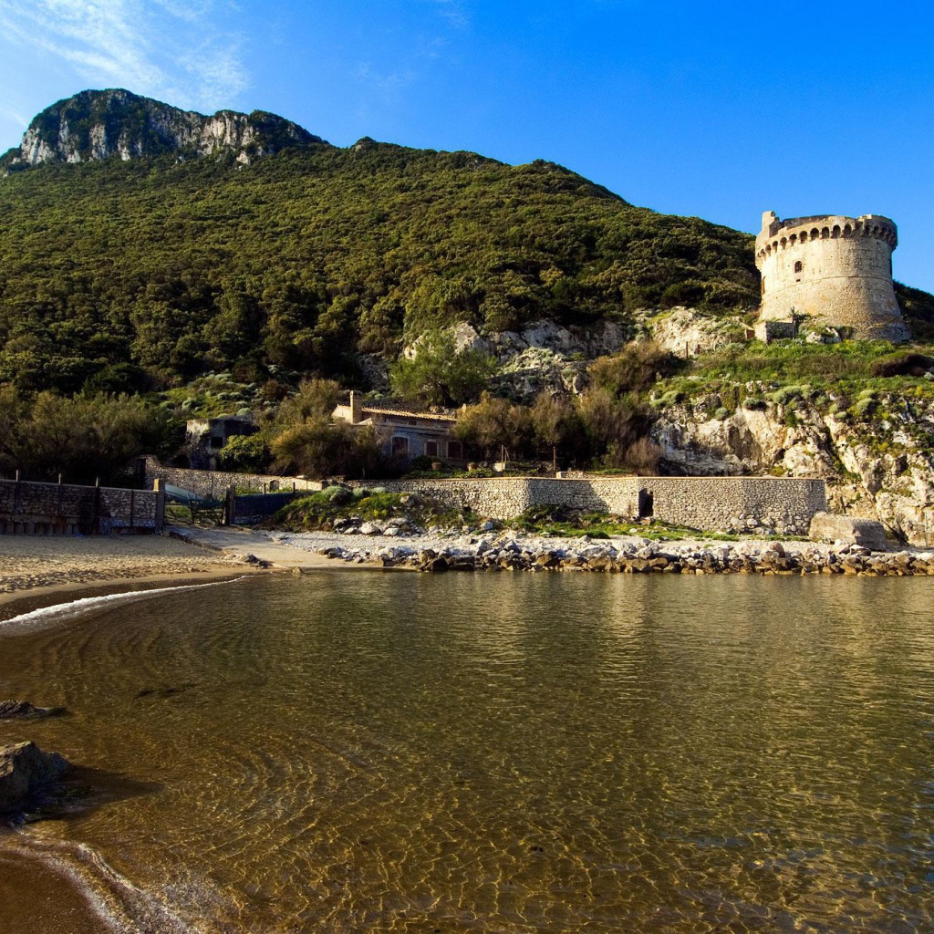 Старинная башня на курорте Сабаудия, Италия