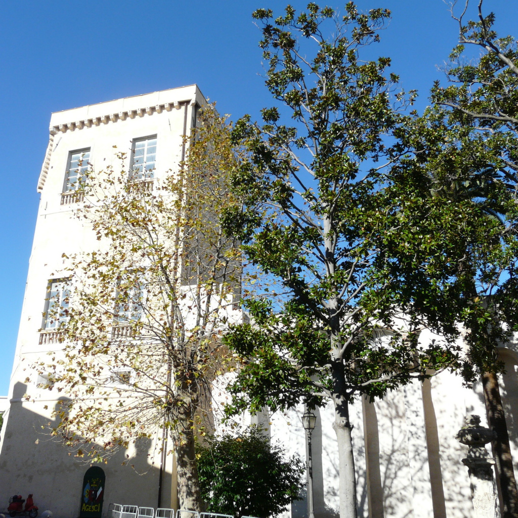 Старинная башня в Лоано, Италия