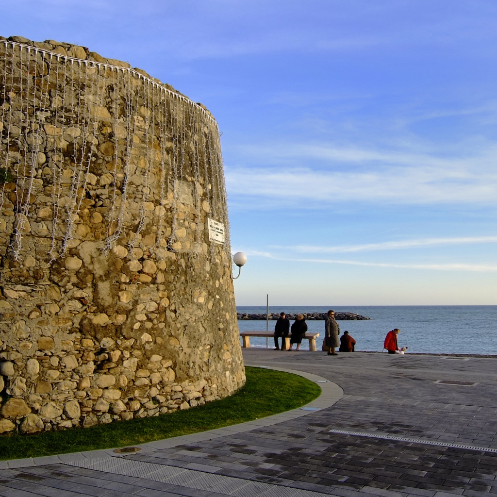 Старинная башня на набережной на курорте Сан Бартоломео Аль Маре, Италия