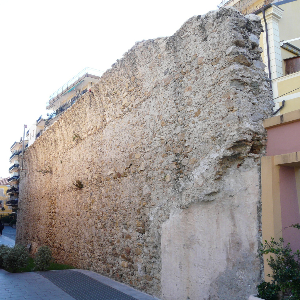 Старинная стена в Лоано, Италия