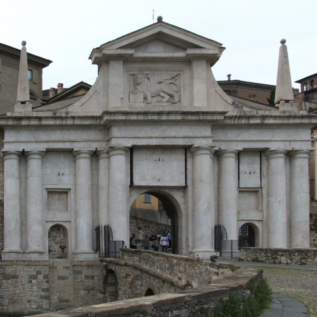 Арка в Бергамо, Италия