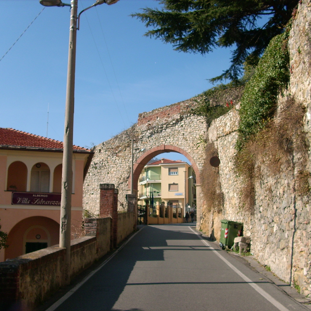 Арка на курорте Ноли, Италия