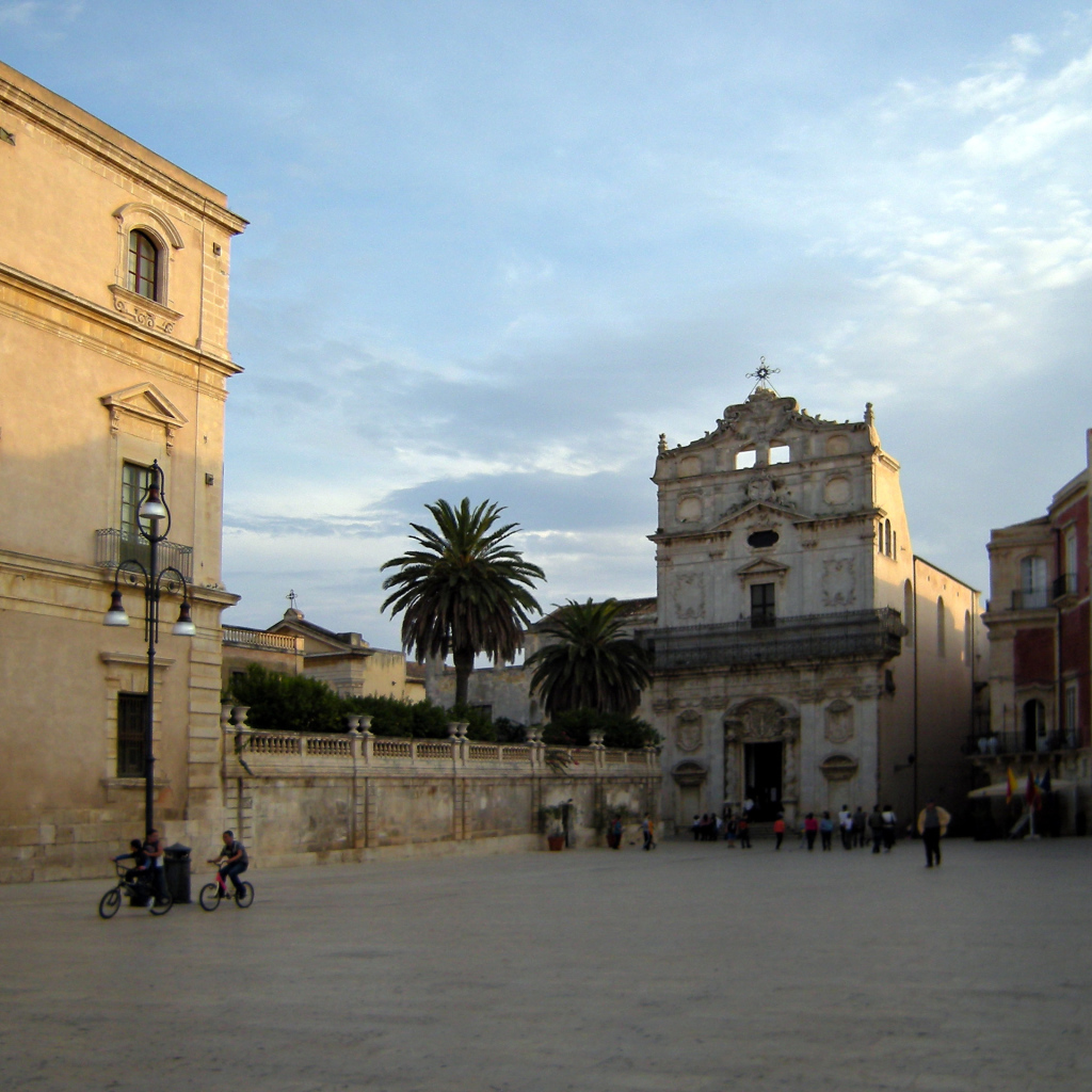 Площадь в городе на острове Сицилия, Италия