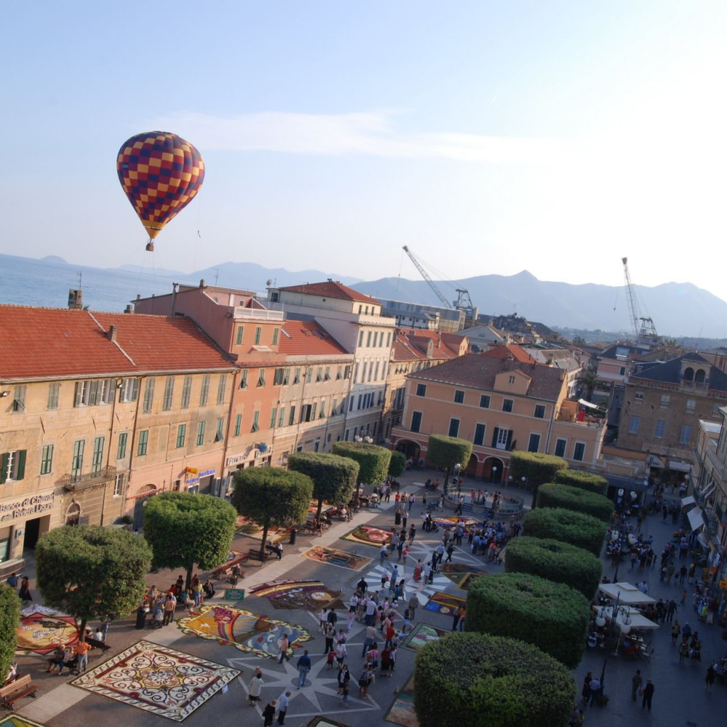 Площадь в городе на курорте в Пьетра Лигуре, Италия