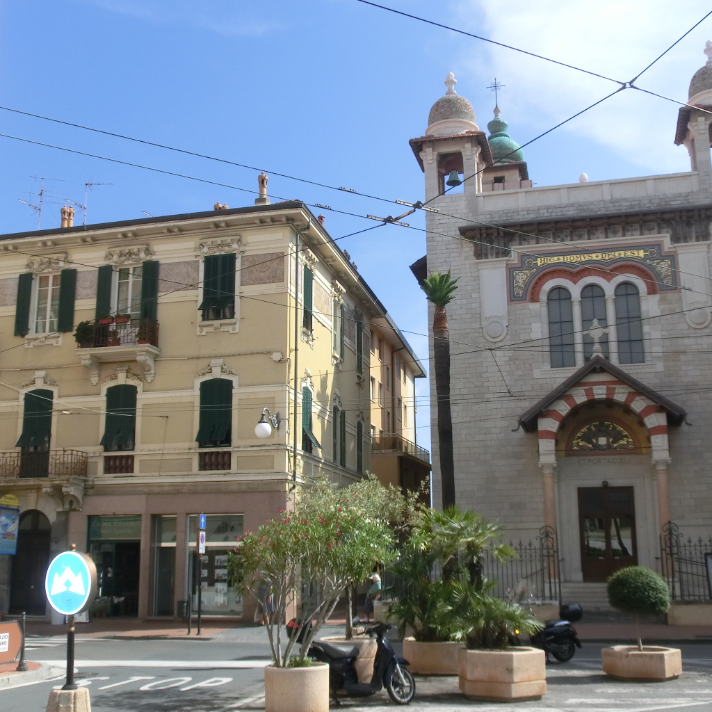 Площадь в городе на курорте Бордигера, Италия