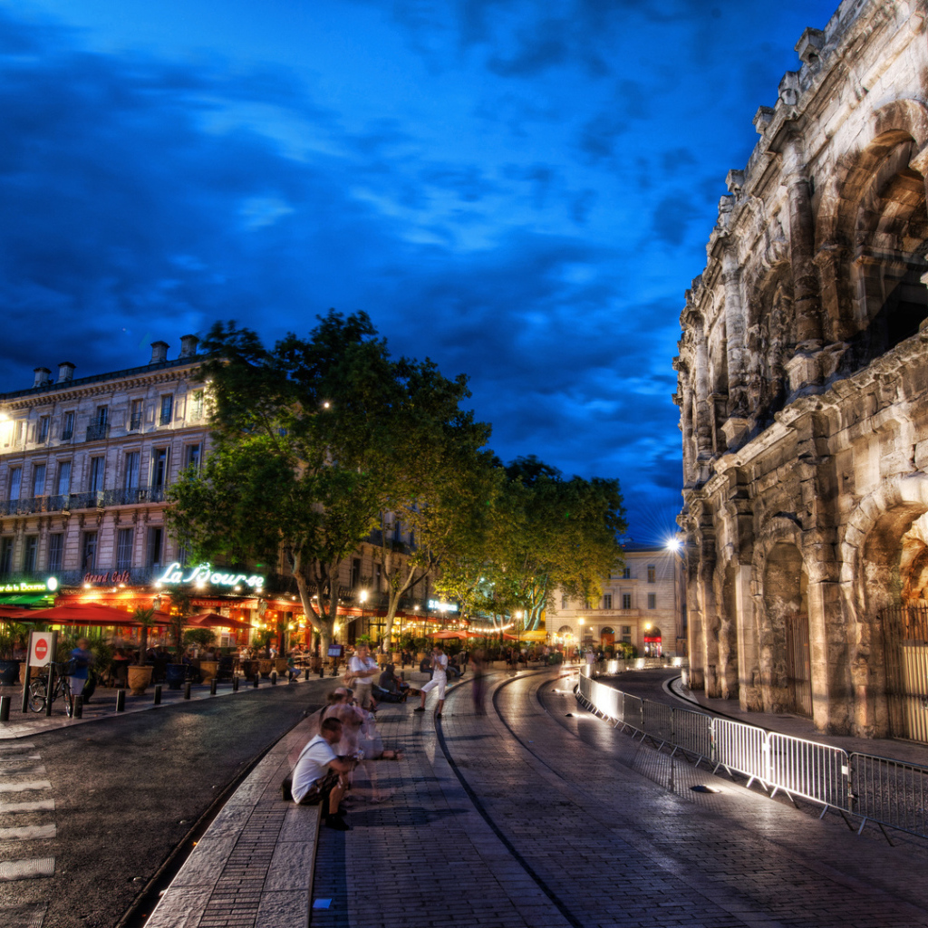 У Колизея в Риме