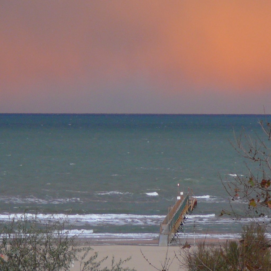 Осенний пляж на курорте в Римини, Италия