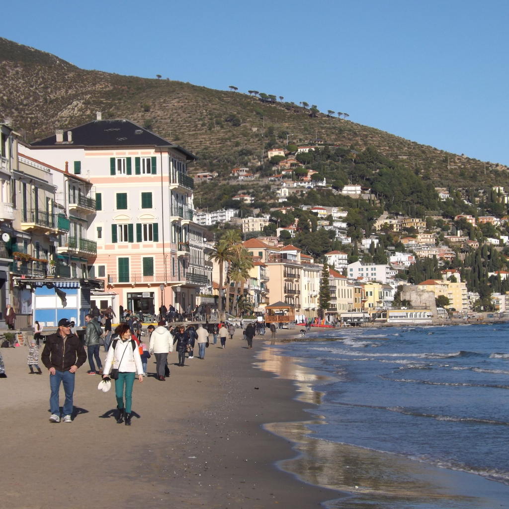 Осенний отдых на пляже на курорте Алассио, Италия