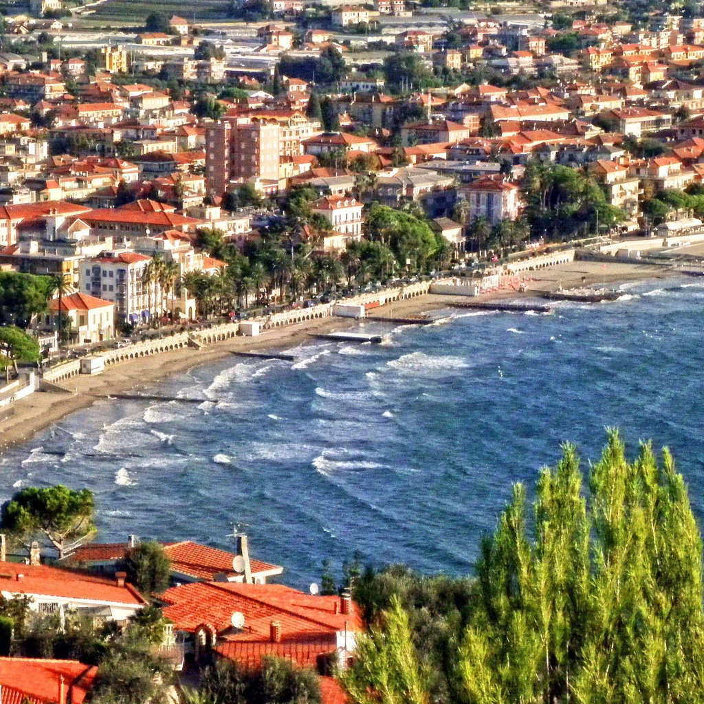 Осенний отдых на пляже на курорте Диано Марино, Италия