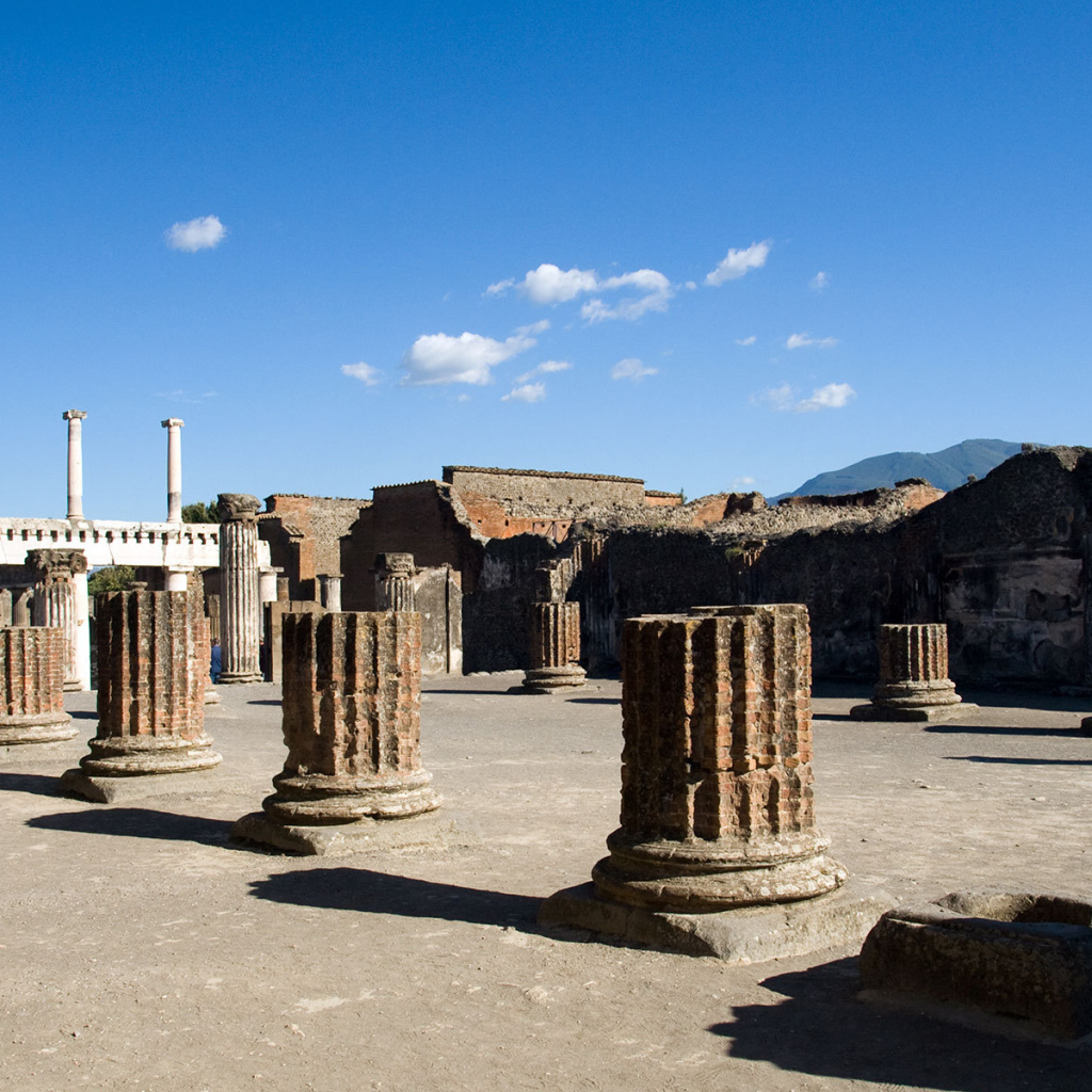 Основания колонн в Помпеях, Италия