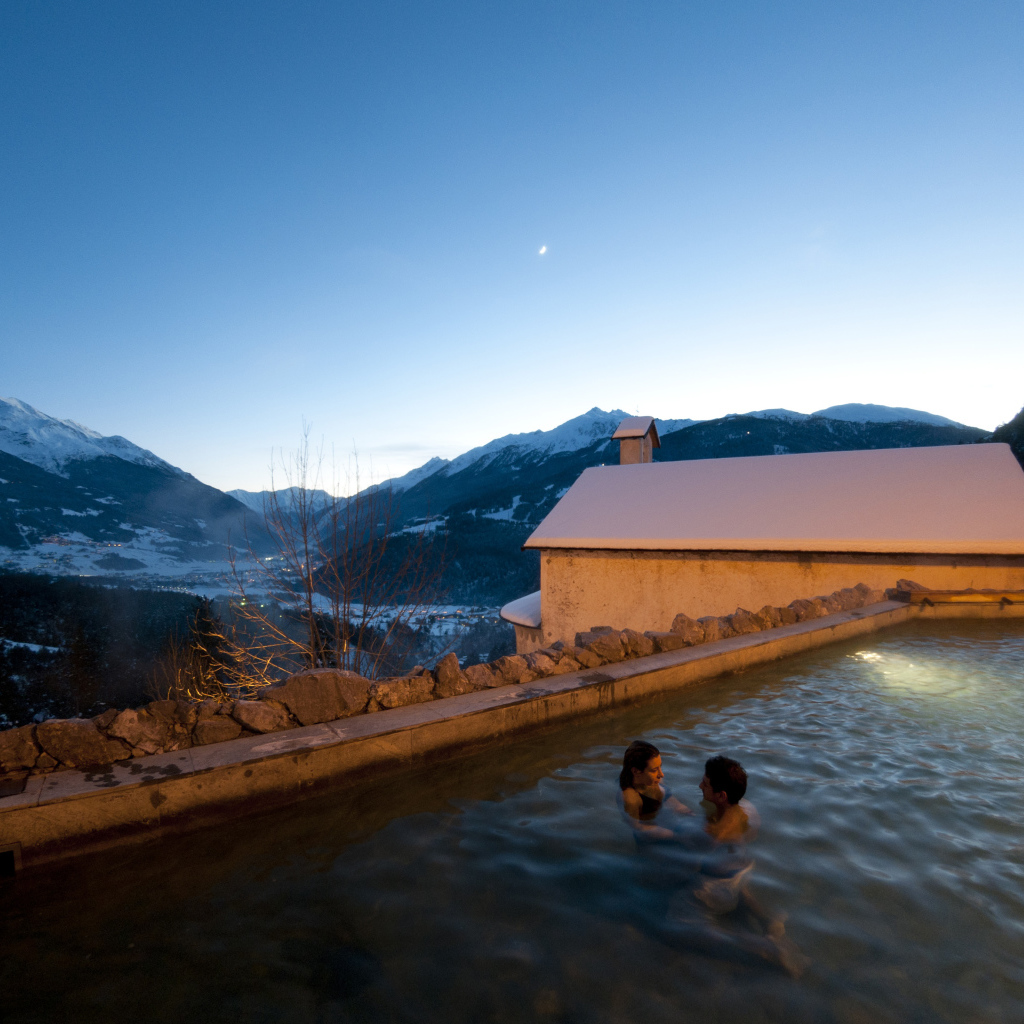 Купание в термальном источнике на курорте в Бормио, Италия