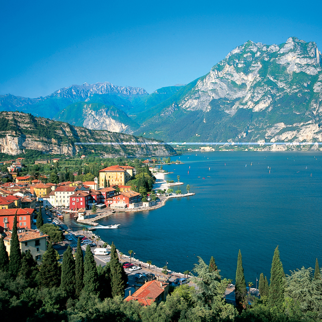 Залив у подножия горы на курорте в Римини, Италия