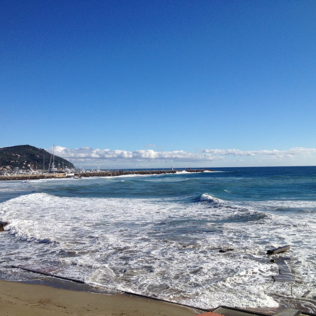 Залив на курорте Империя, Италия