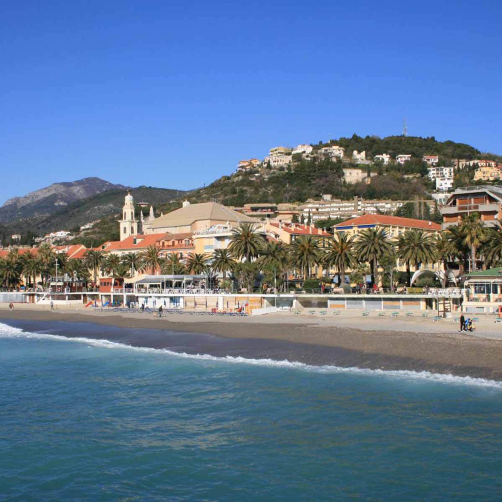 Пляж на курорте в Пьетра Лигуре, Италия