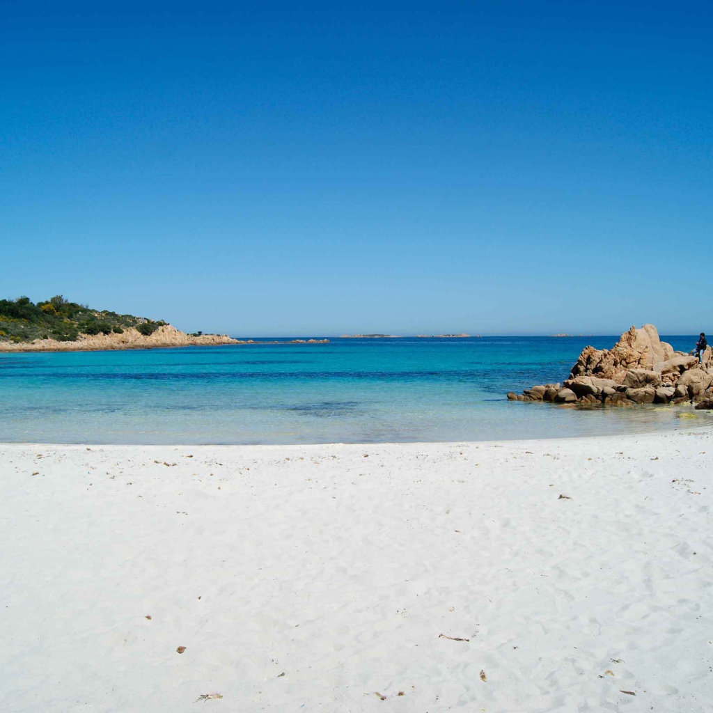 Пляж на курорте Коста Смеральда, Италия