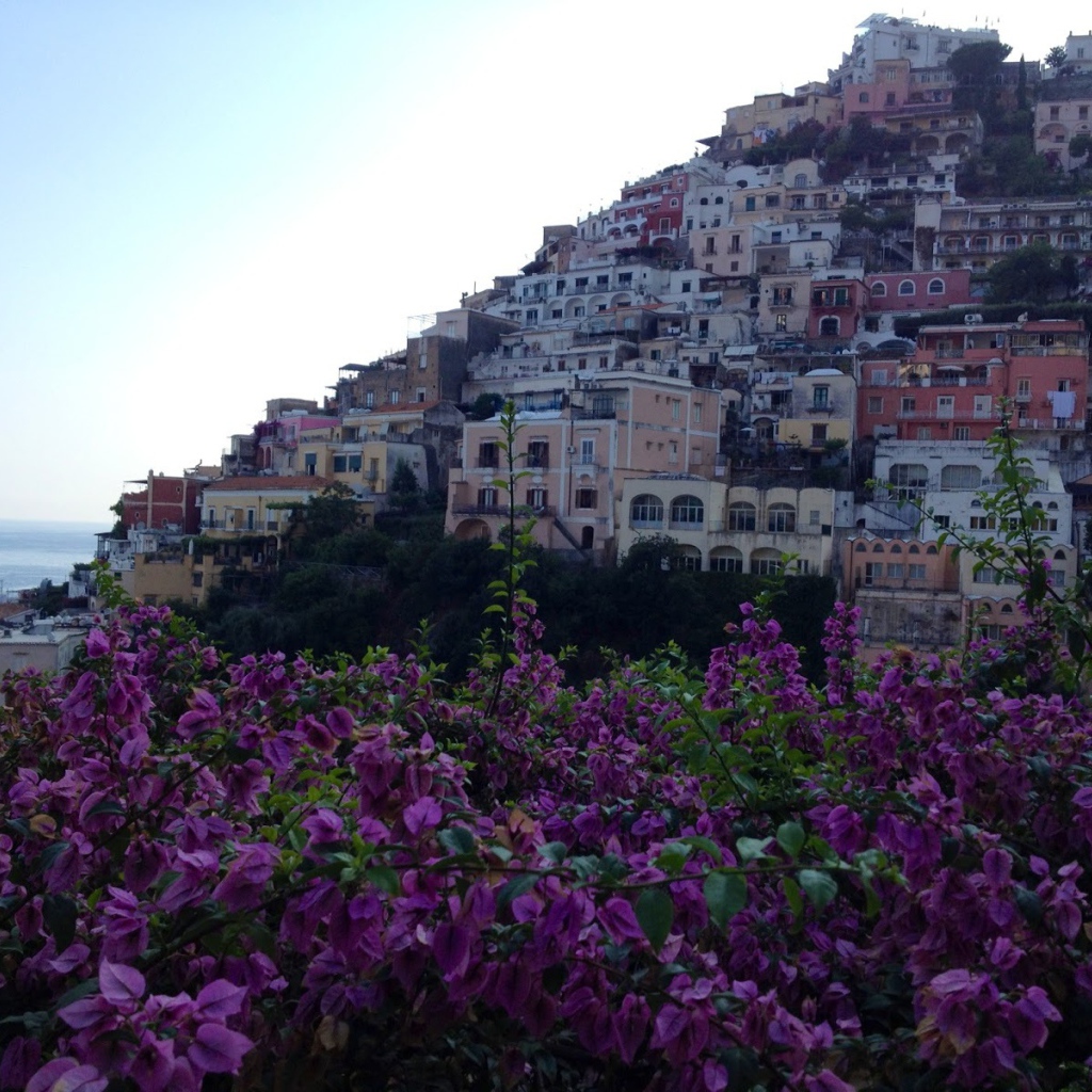 Цветущий город на курорте Позитано, Италия