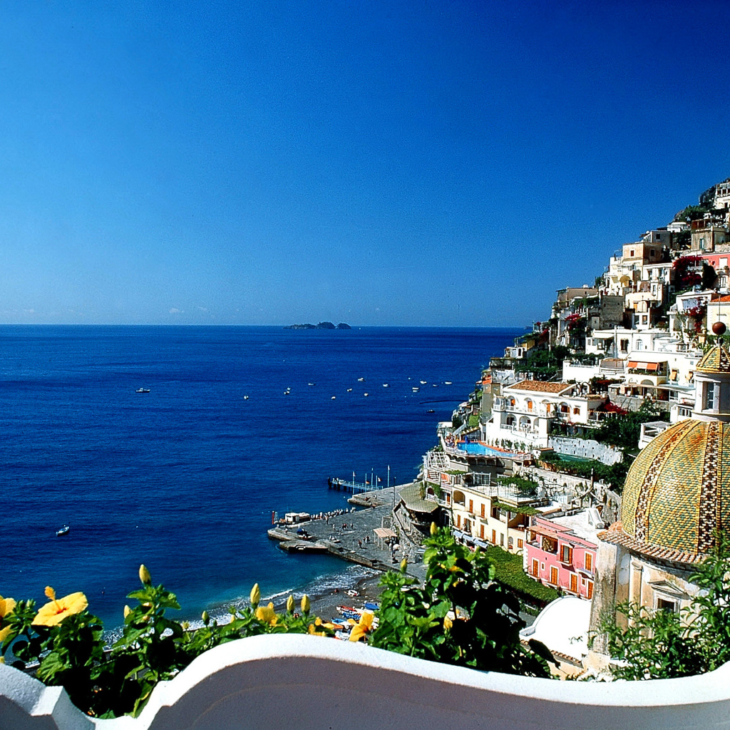 Голубая лагуна на курорте Позитано, Италия