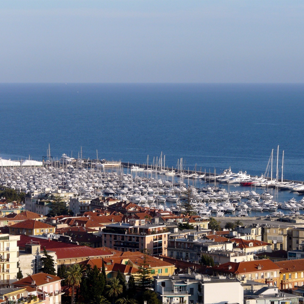 Лодки у побережья в Сан Ремо, Италия