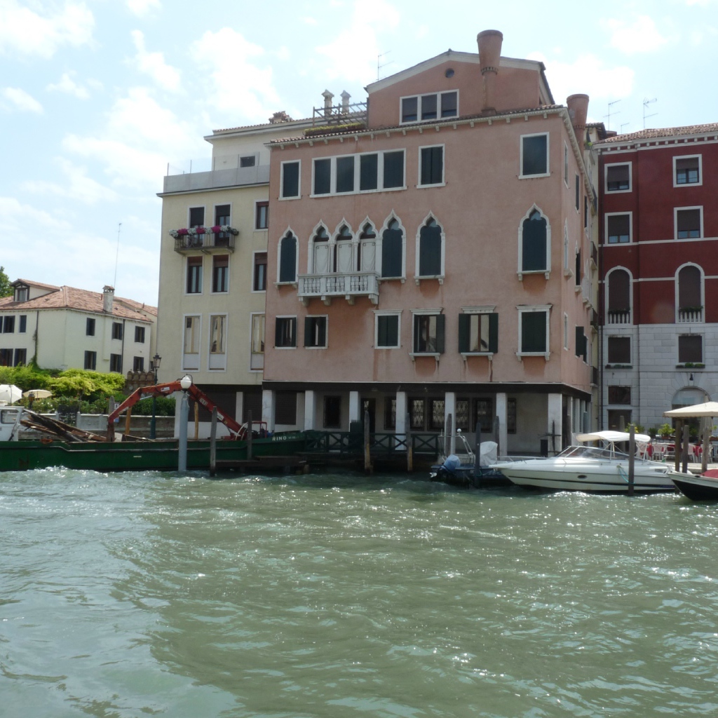 Лодки у пристани на острове Мурано, Италия