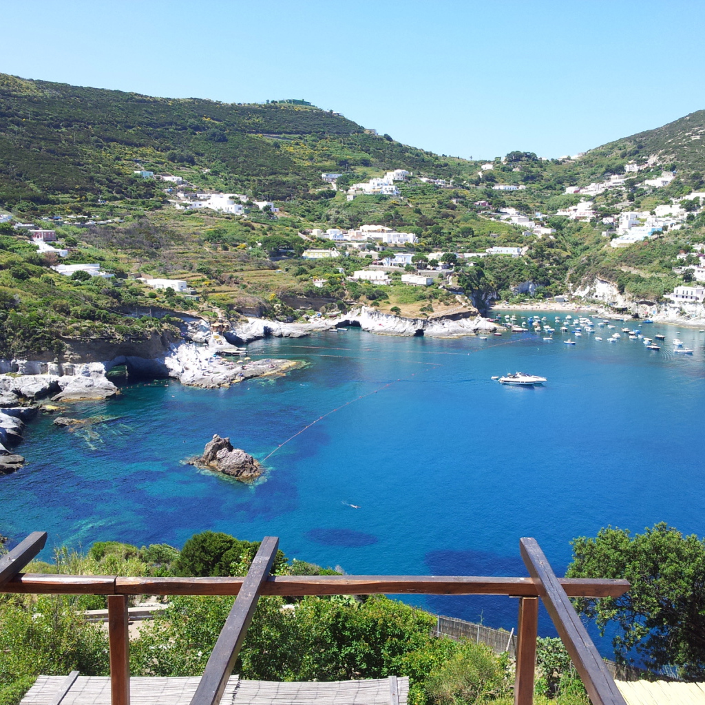 Лодки в заливе на острове Понца, Италия