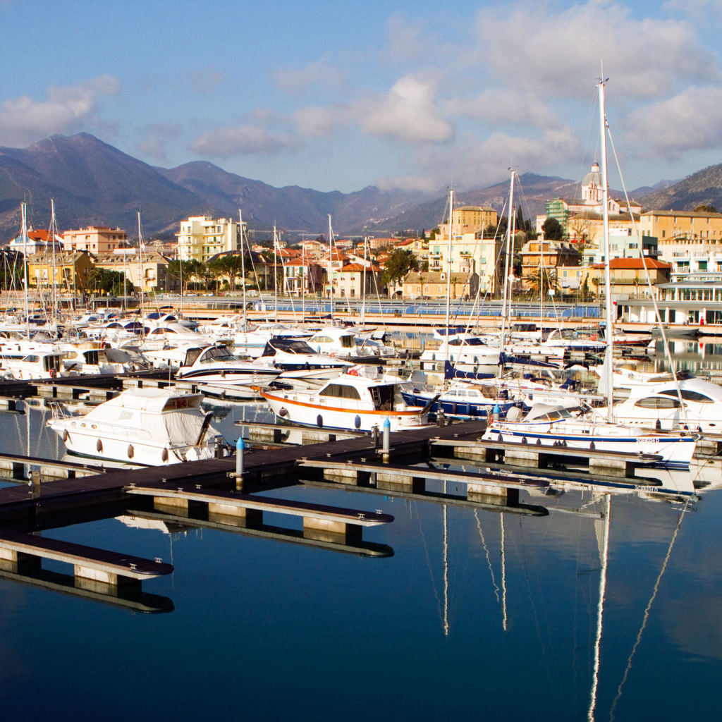 Лодки у причала в Лоано, Италия