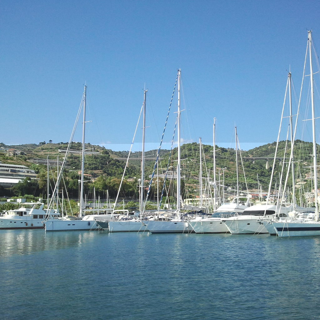 Лодки у причала в Санто Стефано аль Маре, Италия