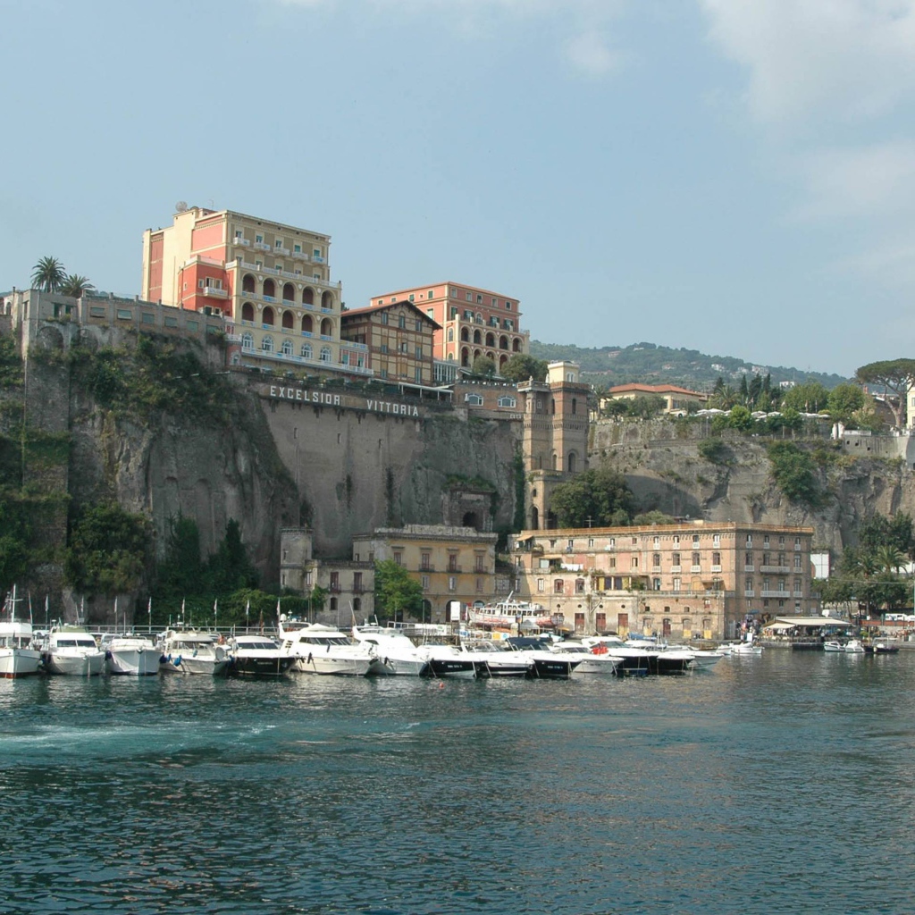 Лодки у причала на курорте Челле Лигуре, Италия