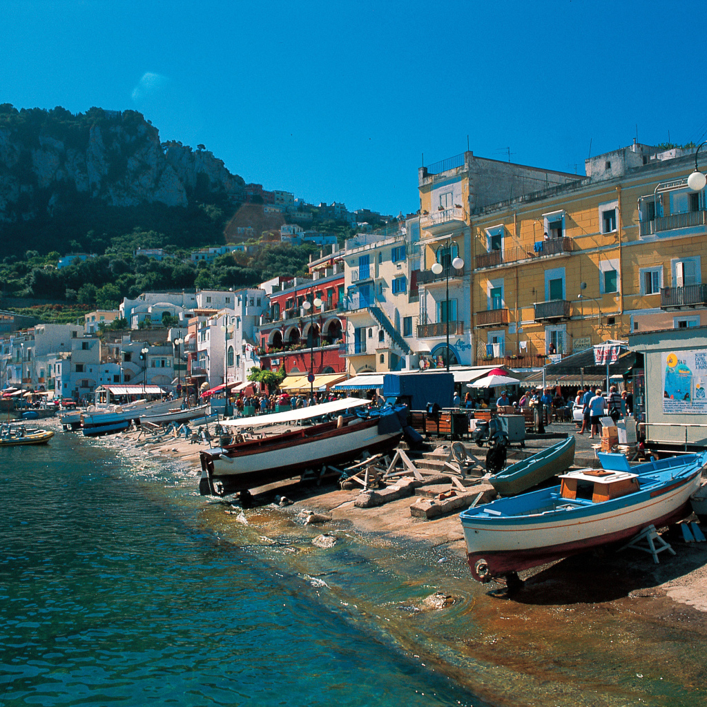 Лодки у причала на курорте Лидо ди Эзоло, Италия