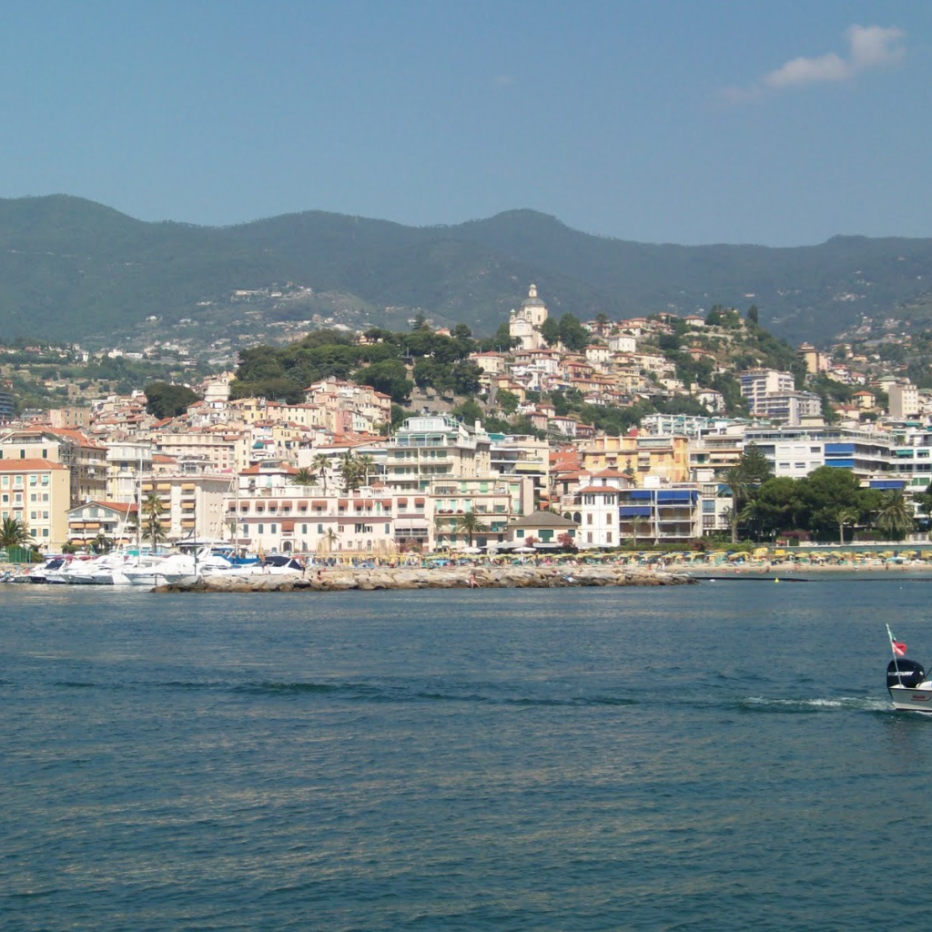 Лодки у причала на курорте Сан Бартоломео Аль Маре, Италия