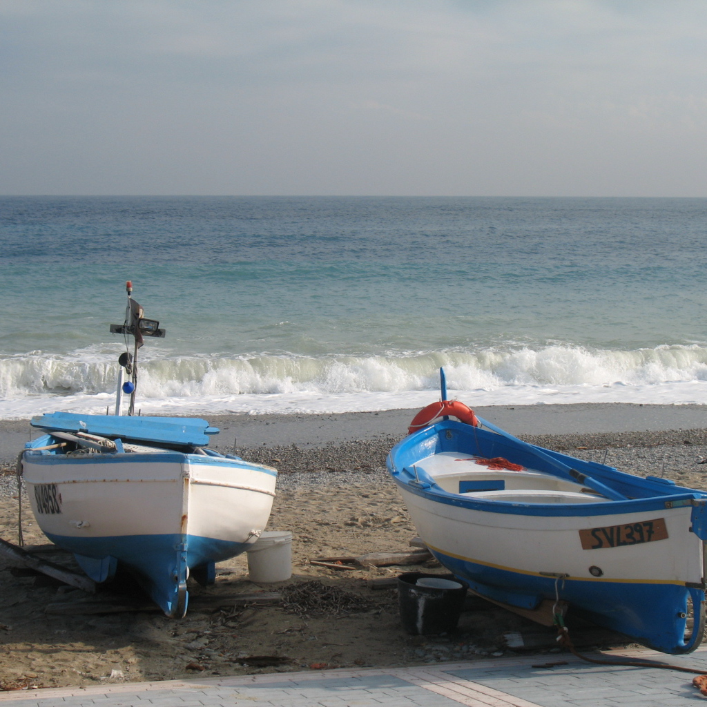 Лодки на пляже на курорте Ноли, Италия