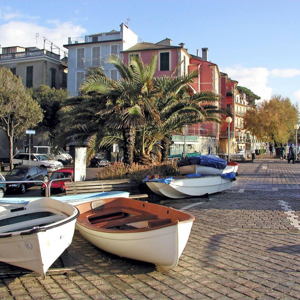 Лодки на набережной на курорте Челле Лигуре, Италия